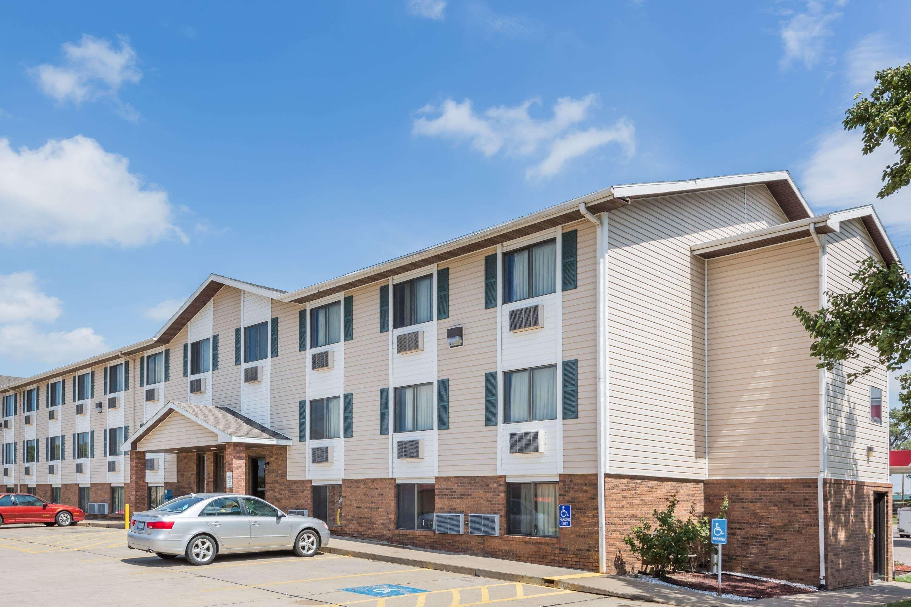 Super 8 By Wyndham Manhattan Ks Motel Exterior photo