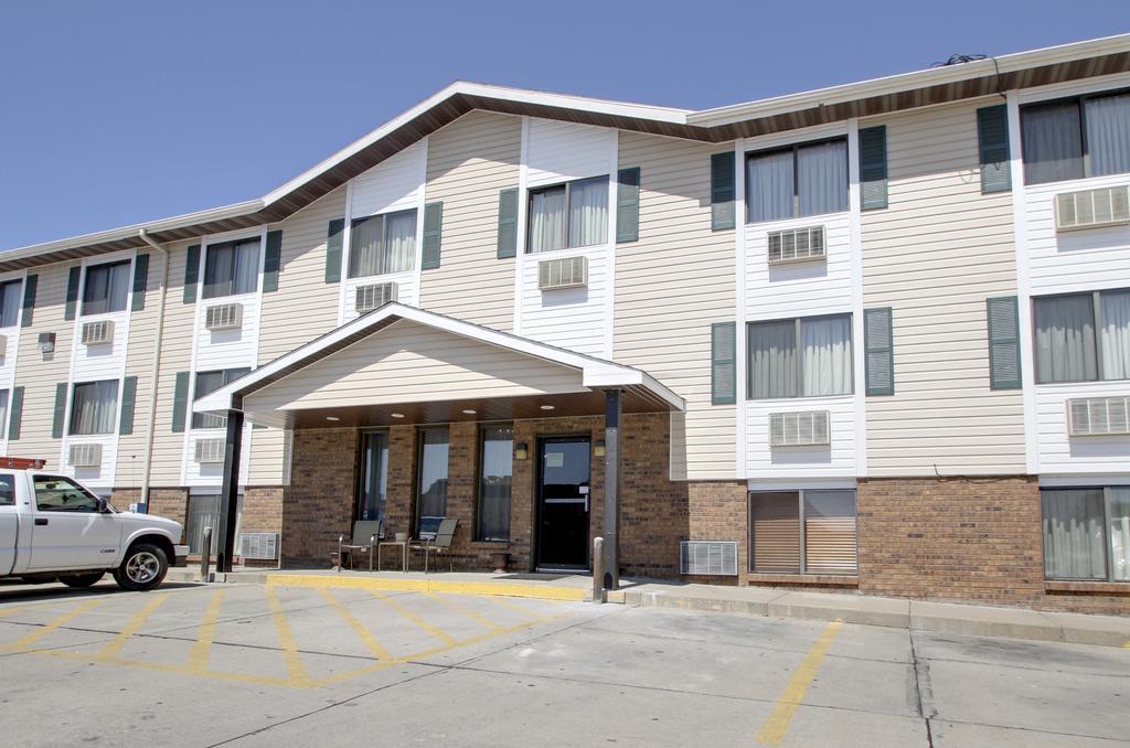 Super 8 By Wyndham Manhattan Ks Motel Exterior photo